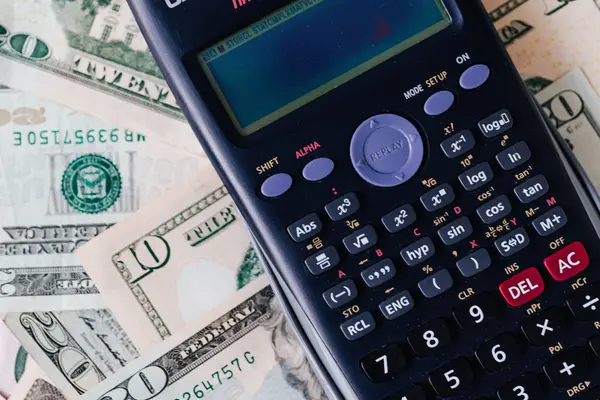 Calculadora sobre un fajo de billetes