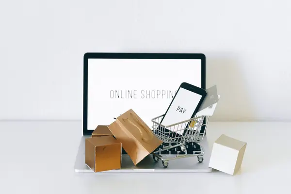 Carrito de la compra sobre el teclado