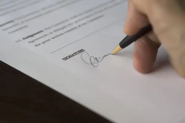 Firma de un contrato sobre la línea reservada para la firma