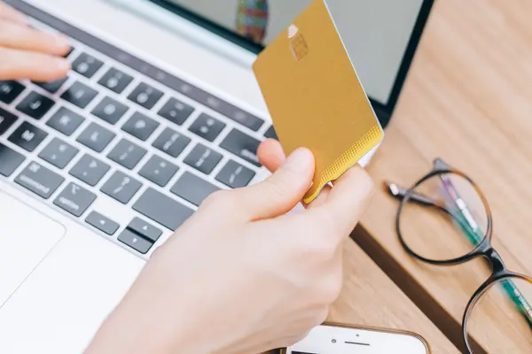 Mujer con tarjeta comprando por internet