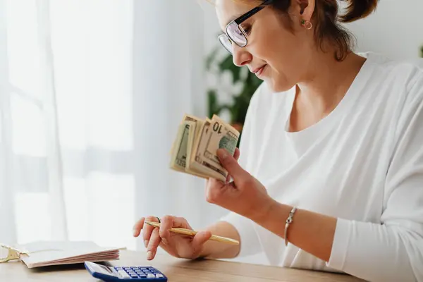 Mujer planificando presupuesto en casa