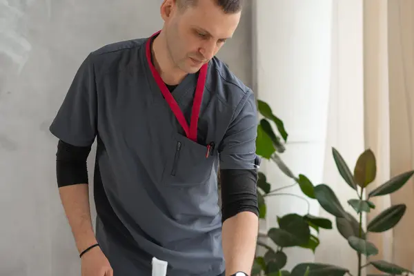 Veterinario de urgencias con material